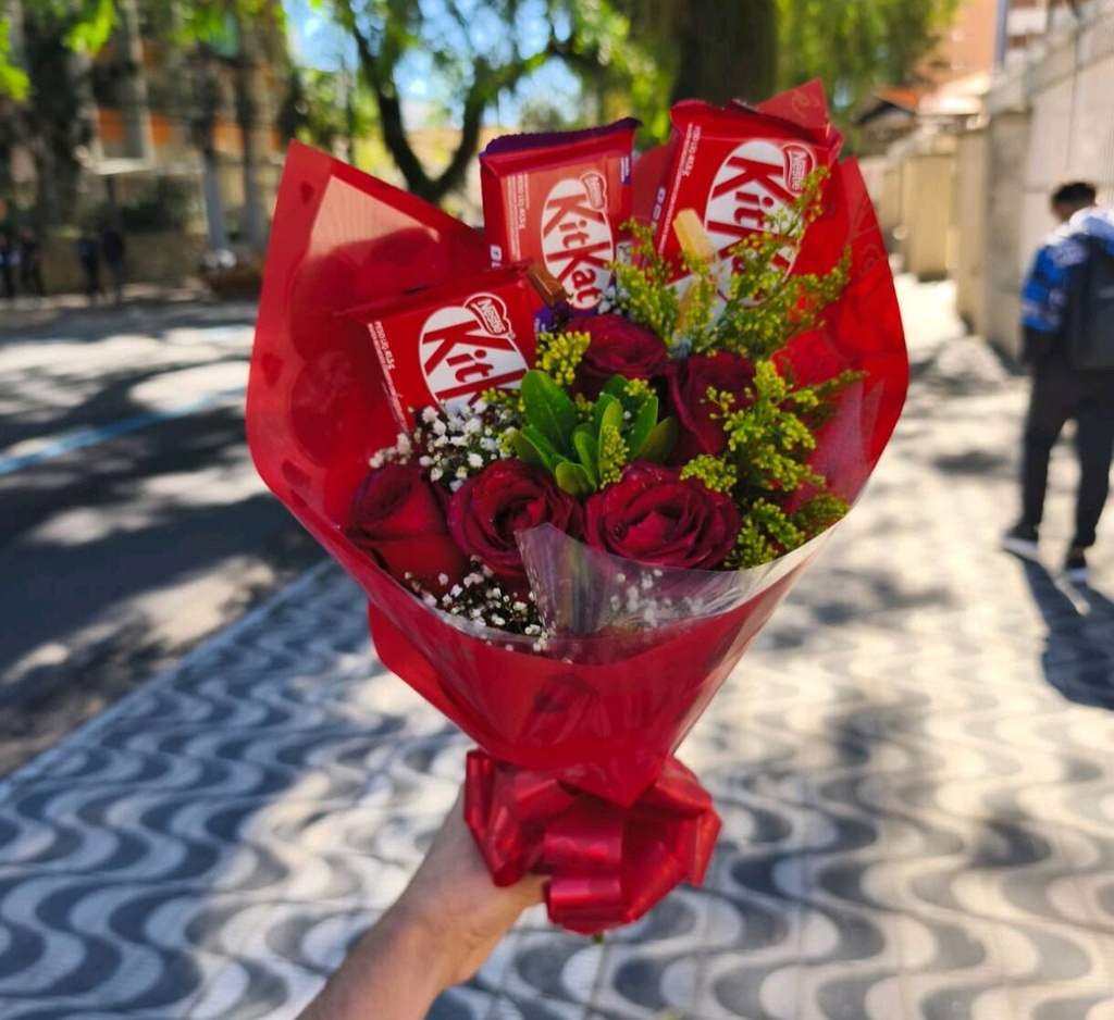 Buquê de Rosas e Kitkat