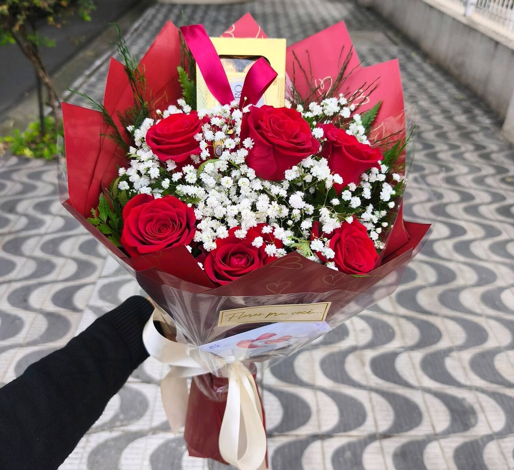 Buquê de rosas e ferrero